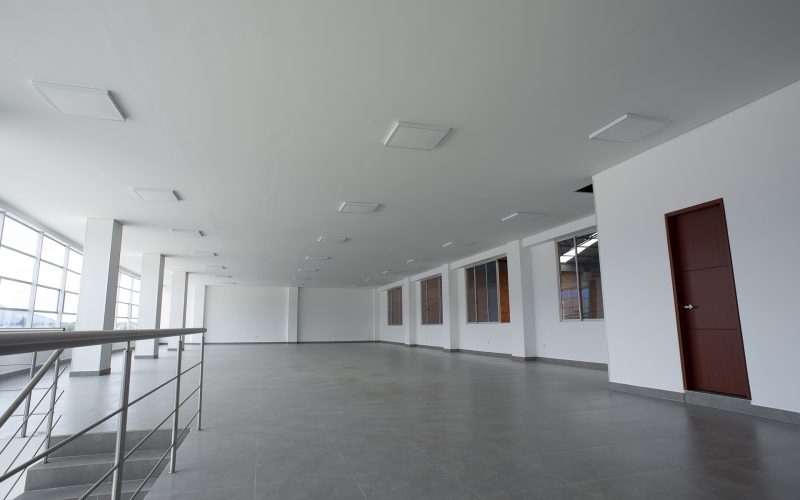 Amplio espacio de oficinas abierto con iluminación LED, baños equipados y piso con resistencia de 200kg/m2