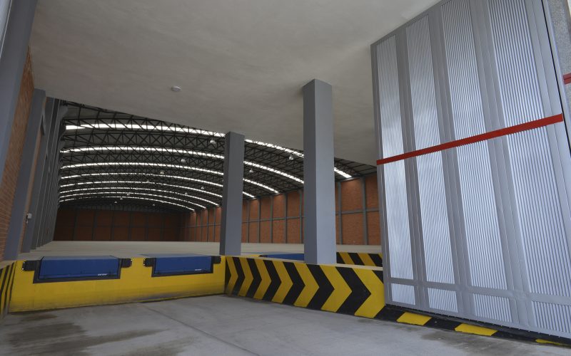 Disponemos de muelles deprimidos de última generación, cada uno integrado con plataformas niveladoras automatizadas de tres posiciones. Esto asegura una adaptación versátil a diferentes alturas de vehículos y facilita procesos de carga y descarga rápidos y seguros.