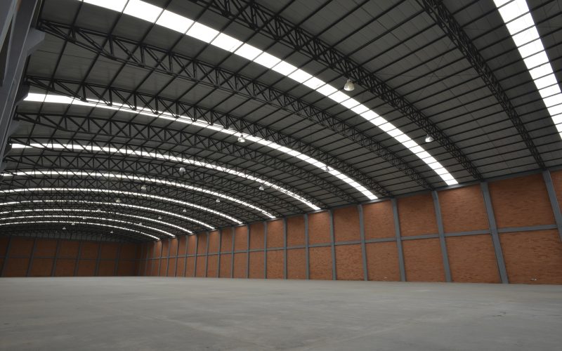 Ofrecemos espacios de bodegaje con especificaciones de altura optimizadas, presentando 10 metros libres en las cerchas y una impresionante altura central de 13 metros. Esto facilita una operación logística eficiente y un almacenamiento vertical superior.