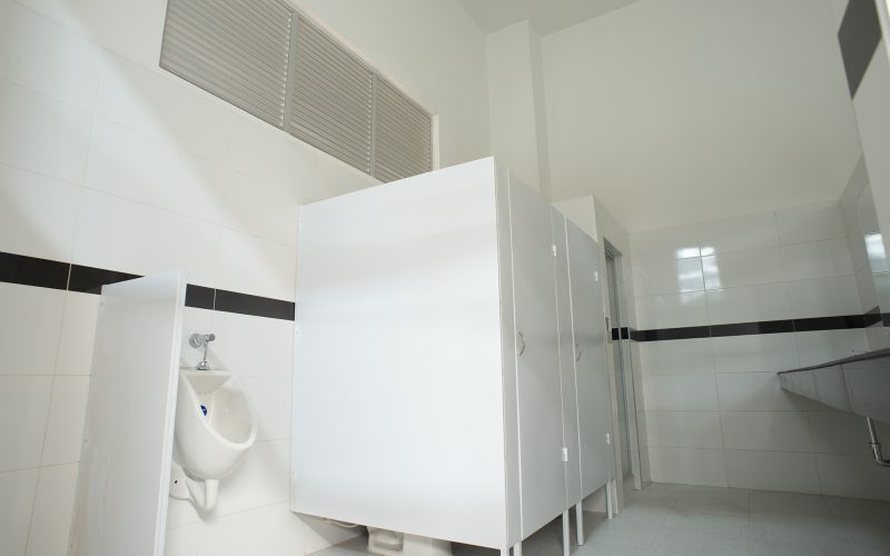 Contamos con amplios y modernos baños, cuidadosamente diseñados y separados por género para hombres y mujeres. Cada uno de estos espacios está completamente equipado con duchas, ofreciendo la posibilidad de refrescarse y revitalizarse en cualquier momento. Esto asegura una experiencia completa y confortable durante su estadía o visita a nuestras instalaciones.